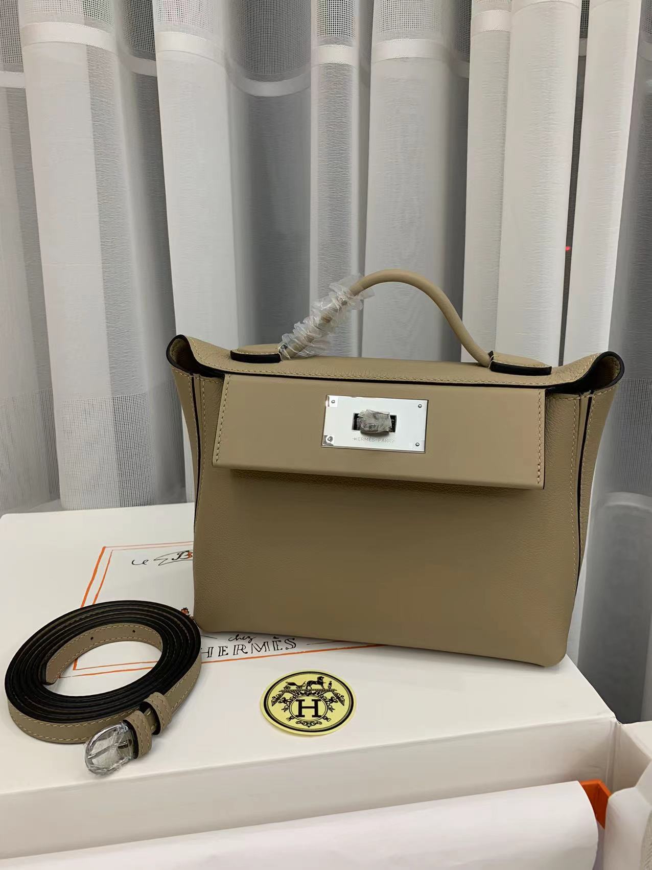 Hermes Kelly Mini 2424 21cm Handbag in Trench Clemence Leather 